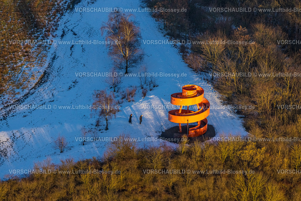 Hamm260106098 | Luftbild, orangenes Haldenzeichen Radbod auf der Bergehalde Radbod, Wanderer in Winterlandschaft, Bockum-Hövel, Hamm, Ruhrgebiet, Nordrhein-Westfalen, Deutschland