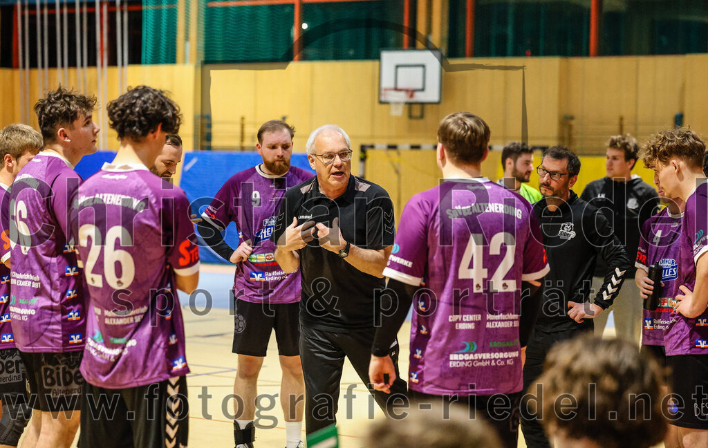 2024-03-23_058_SpVgg_Altenerding_II_gegen_ASV_Dachau_III | Erding, Deutschland, 23.03.2024:
Handball, Bezirksklasse Männer Staffel Süd West 2023 / 2024, 14. Spieltag, SpVgg Altenerding II gegen ASV Dachau III, Endergebnis: 24:32

Julian Kreisig (SpVgg Altenerding, #9), Trainer Alfred Lößl (SpVgg Altenerding), Simon Dybilasz (SpVgg Altenerding, #42)

Foto: Christian Riedel / fotografie-riedel.net