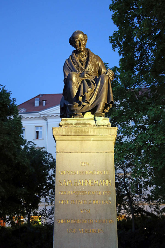 Foto: Leipzig - Hahnemann-Denkmal bei Nacht | Das Team hinter BILDLEXIKON LEIPZIG bündelt historische wie aktuelle Informationen über die Stadt Leipzig in Text und Bild auf einer Plattform und stellt diese der interessierten Öffentlichkeit zur Verfügung.