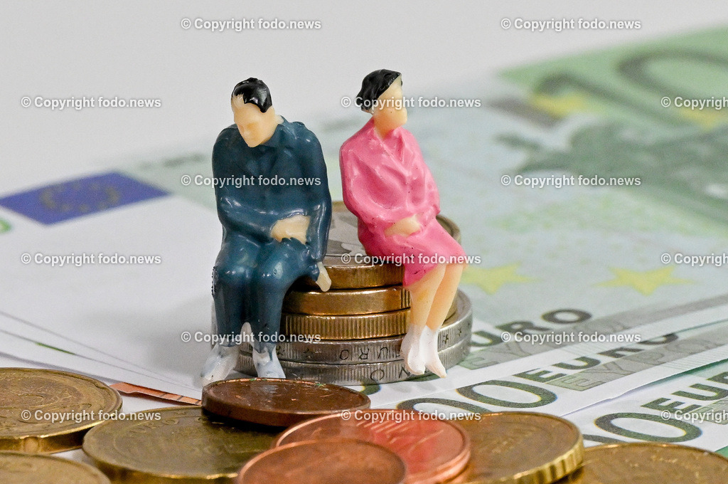 Pension_ 20.01.2025-4 | 20.01.2025, Linz, AUT, Themenbild, im Bild Pension, Pensionisten, Senioren, teuer, Ruhestand, Budget, Geld, Euro, Muenzen, Geldscheine, Kuerzung, Haushaltskosten, Kostenexplosion, Nebenkosten, Pensionsreform, Rente, Pensionssystem, Pensionskonto