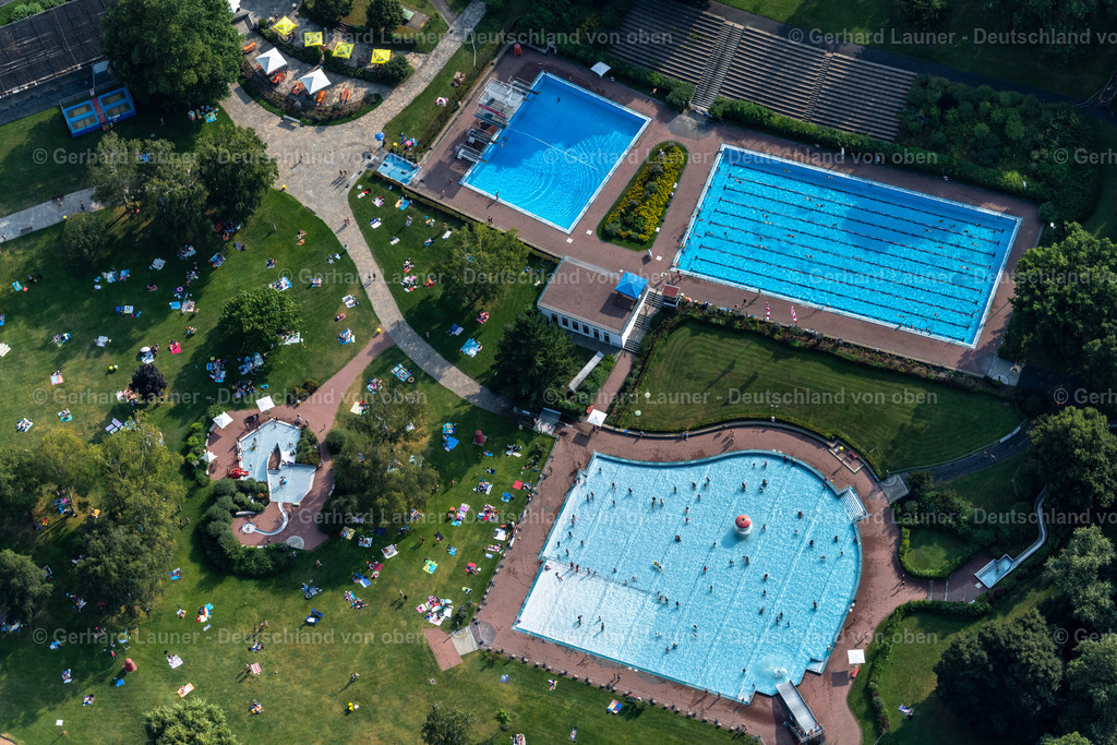 4047712 | WüRZBURG 21.08.2021 Offenes Schwimmbecken des Freibades " Dallenbergbad " an der König-Heinrich-Straße im Ortsteil Steinbachtal in Würzburg im Bundesland Bayern, Deutschland. Weiterführende Informationen bei: Dallenbergbad,  Würzburger Versorgungs- und Verkehrs-GmbH. // Swimming pool of the " Dallenbergbad " on Koenig-Heinrich-Strasse in the district Steinbachtal in Wuerzburg in the state Bavaria, Germany. Further information at: Dallenbergbad,  Wuerzburger Versorgungs- und Verkehrs-GmbH. Foto: Gerhard Launer