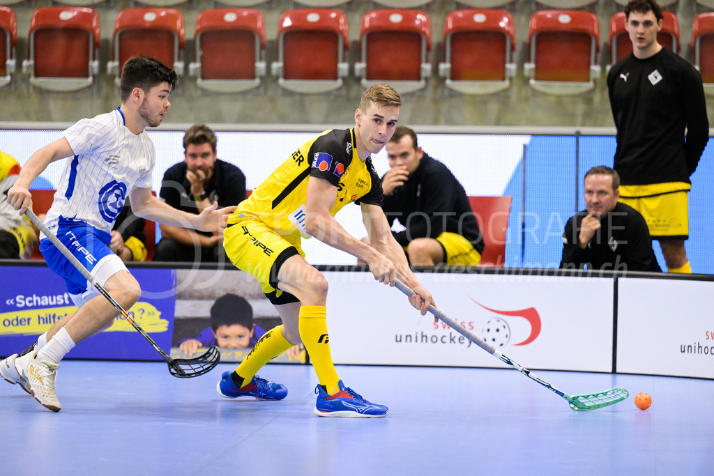 GC Unihockey vs HC Rychenberg - 27. August 2022 | GC Unihockey vs HC Rychenberg
AXA Arena, Winterthur
Samuel Volkart (#57 GC Unihockey) und Nicola Bischofberger (#2 HC Rychenberg).
Bild: Sportfotografie Markus Aeschimann | www.markus-aeschimann.ch - Realisiert mit Pictrs.com