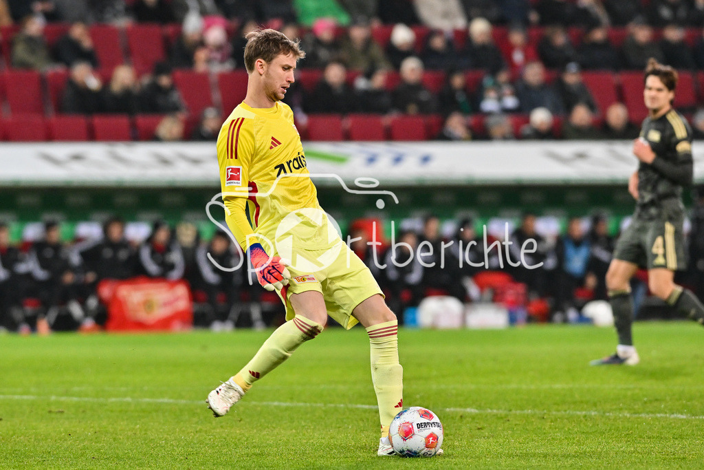 FC Augsburg - 1. FC Union Berlin | AUGSBURG, GERMANY - 15. JANUARY: am Ball Frederik RÖNNOW (Union Berlin 1)/ Einzelfoto / Freisteller während dem Bundesligamatch zwischen dem FC Augsburg und dem 1. FC Union Berlin am 17. Spieltag in der WWK-Arena / DFL REGULATIONS PROHIBIT ANY USE OF PHOTOGRAPHS AS IMAGE SEQUENCES AND/OR QUASI-VIDEO