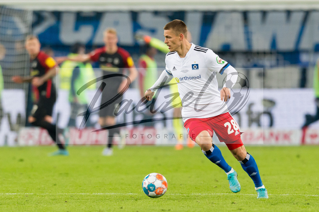 HSVSCF20220419_204 | Fussball, Herren: Miro Muheim (Hamburger SV) in Aktion, am Ball, Einzelaktion beim DFB-Pokal-Halbfinalspiel zwischen Hamburger SV und SC Freiburg im Volksparkstadion am 19.04.2022 in Hamburg, Deutschland.DFB / DFL REGULATIONS PROHIBIT ANY USE OF PHOTOGRAPHS AS IMAGE SEQUENCES AND/OR QUASI-VIDEO. - Realisiert mit Pictrs.com