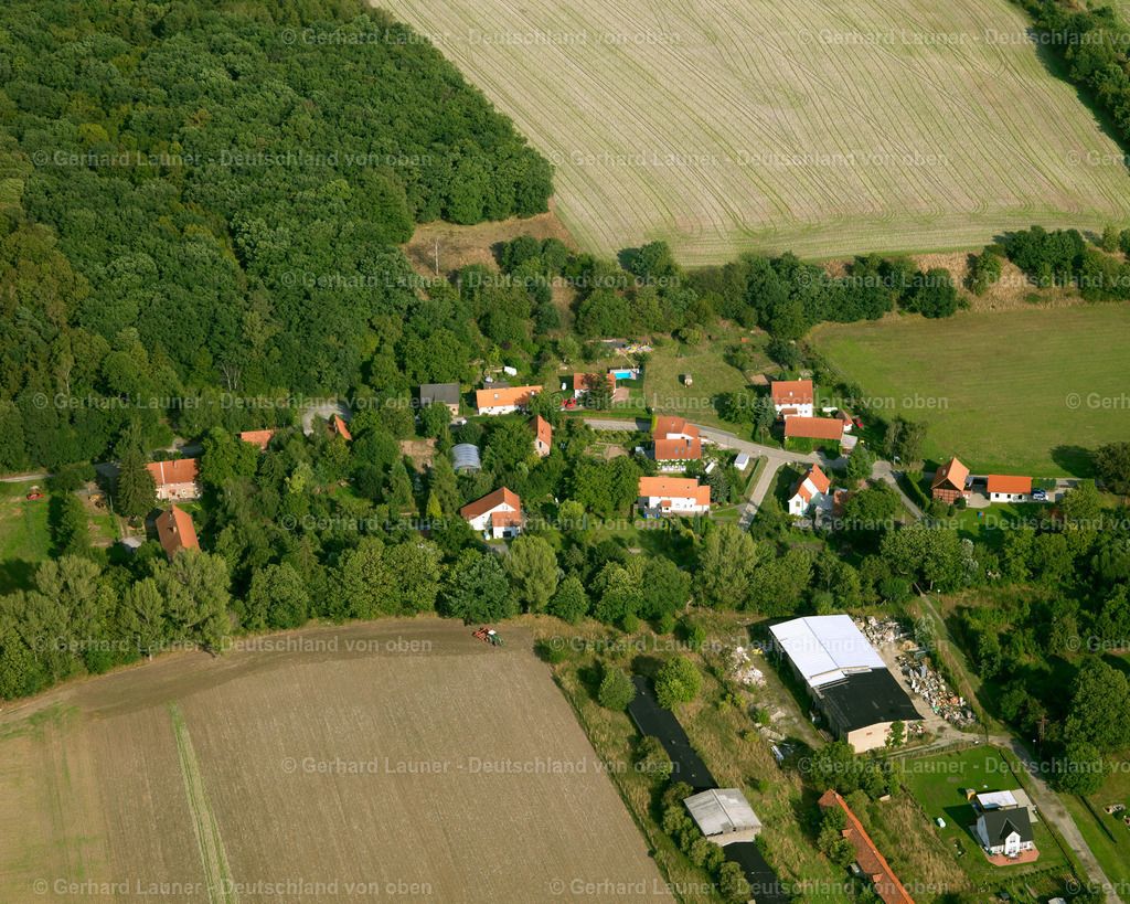 2638841 | SUDERODE 23.08.2006 Landwirtschaftliche Nutzflächen und Feldgrenzen  umsäumen das Siedlungsgebiet des Dorfes in Suderode im Bundesland Sachsen-Anhalt, Deutschland // Agricultural land and field boundaries surround the settlement area of the village  in Suderode in the state Saxony-Anhalt, Germany Foto: Gerhard Launer