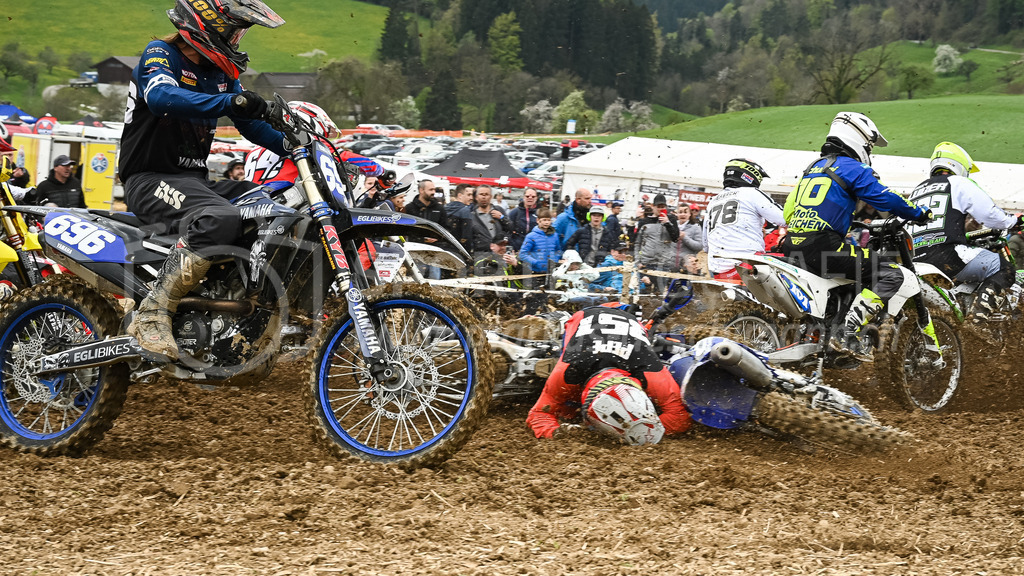 Motocross Schlatt bei Winterthur - 30. April 2023 | Startcrash in der Kategorie Senioren am Motocross Schlatt bei Winterthur, 30. April 2023. 
Instagram: @mx_schlatt | @mc_wila | @sam_schweiz
Bild: Sportfotografie Markus Aeschimann | www.markus-aeschimann.ch - Realisiert mit Pictrs.com