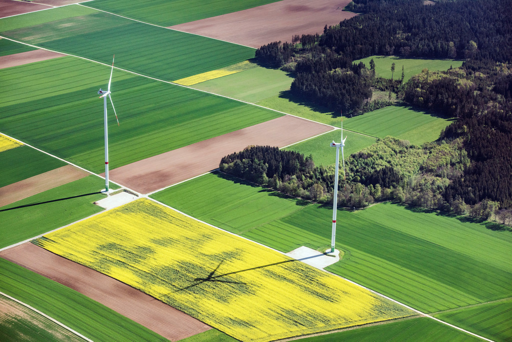 dr__0012272.jpg | TITTING 11.05.2017 Windenergieanlagen ( WEA ) - Windrad- auf einem Feld in Titting im Bundesland Bayern, Deutschland. // Wind turbine windmills on a field in Titting in the state Bavaria, Germany. Foto: Daniel Reiter