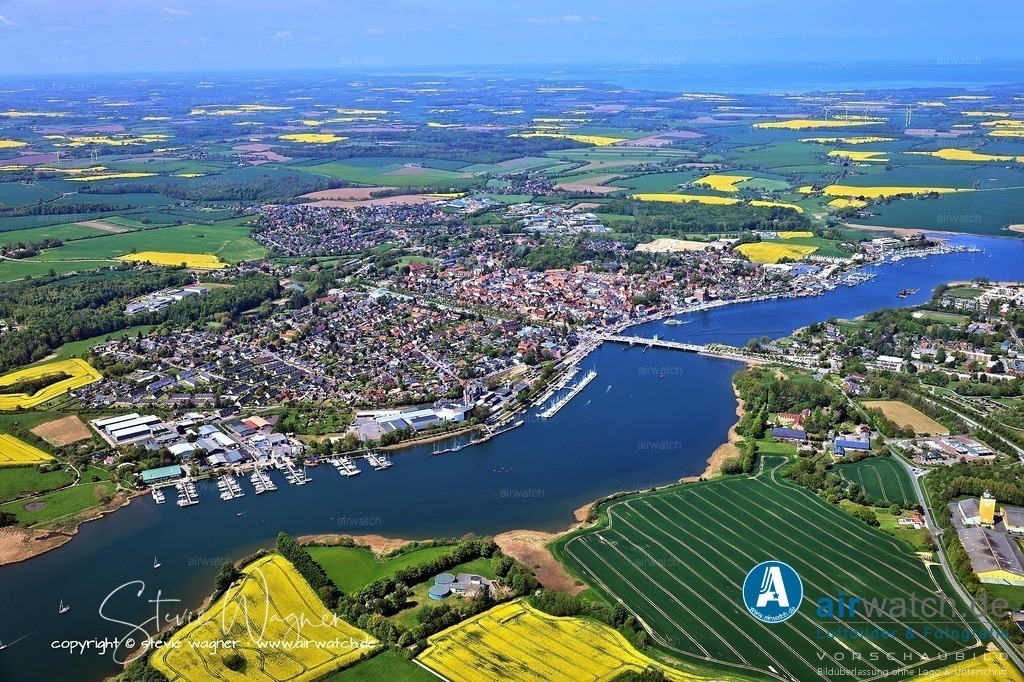 Luftbild Kappeln an der Schlei - Kappeln ist bekannt für seinen Museumshafen | Kappeln ist bekannt für seinen Museumshafen mit über 30 historischen Traditionsseglern, den einzigen Heringszaun Europas aus dem 15. Jahrhundert und die Holländermühle „Amanda“, die als Wahrzeichen der Stadt gilt und auch für standesamtliche Trauungen genutzt wird. Die Klappbrücke verbindet Kappeln mit Schwansen und ermöglicht den Durchlass von Segelbooten.