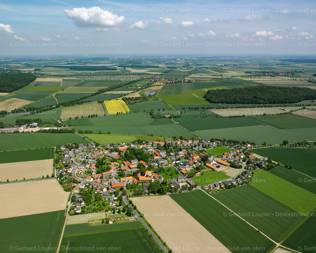2638139 | GROß MAHNER 09.06.2006 Landwirtschaftliche Nutzflächen und Feldgrenzen  umsäumen das Siedlungsgebiet des Dorfes in Groß Mahner im Bundesland Niedersachsen, Deutschland // Agricultural land and field boundaries surround the settlement area of the village  in Groß Mahner in the state Lower Saxony, Germany Foto: Gerhard Launer