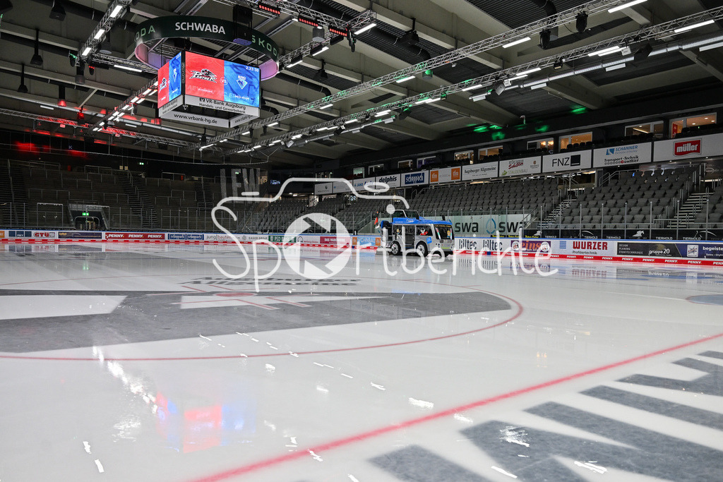 Augsburger Panther - ERC Ingolstadt | Die Eismaschine faehrt vor der Partie noch ueber das Eis / Symbolbild / DEL: Augsburger Panther - ERC Ingolstadt, Curt Frenzel Stadion am 26.01.2025