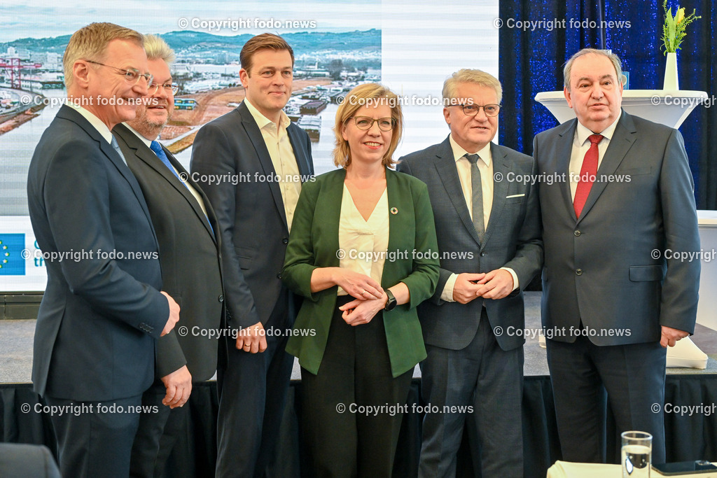 Spatenstich Hochwasserschutz Hafen Linz_ 06.2024_-18 | 06.02.2024, Hafen Linz, AUT, Spatenstich Hochwasserschutz Hafen Linz, Ein Jahrhundertprojekt, im Bild LH Thomas Stelzer (VP, Landeshauptmann Ooe), Harald Kronsteiner (Linz AG Hafen), LR Stefan Kaineder (Die Gruenen), BMin Leonore Gewessler (Die Gruenen, Klimaschutz, Umwelt, Energie, Mobilitaet, Innovation und Technologie), Klaus Luger (SP, Bgm. der Stadt Linz), Erich Haider (Generaldirektor der LINZ AG)