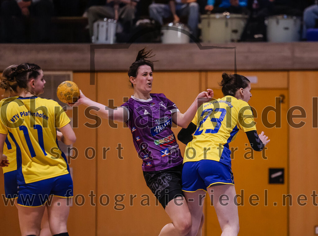 2025-02-15_078_SpVgg_Altenerding_gegen_MTV_Pfaffenhofen | Erding, Deutschland, 15.02.2025:Handball, Bezirksoberliga Frauen Altbayern 2024 / 2024, 14. Spieltag, SpVgg Altenerding gegen MTV Pfaffenhofen, Endergebnis: 27:23Leonie Sterz (MTV Pfaffenhofen, #11), Janina Konrad (SpVgg Altenerding, #2), Dzanita Mulalic (MTV Pfaffenhofen, #23)Foto: Christian Riedel / fotografie-riedel.net