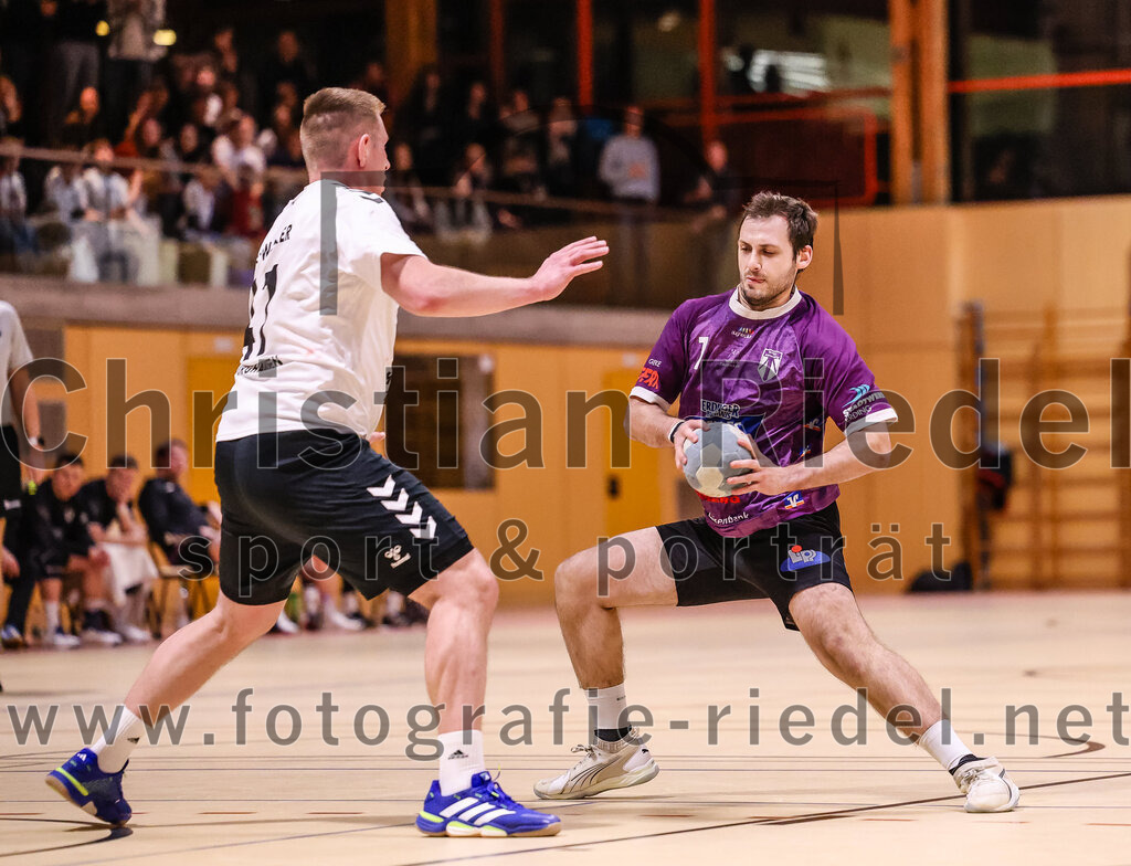 2025-02-15_093_SpVgg_Altenerding_gegen_SVW_Burghausen | Erding, Deutschland, 15.02.2025:Handball, Bezirksoberliga Männer 2024 / 2025, 16. Spieltag, SpVgg Altenerding gegen SVW Burghausen, Endergebnis: 32:31Christian Schreyer (SVW Burghausen, #47), Simon Rüdiger (SpVgg Altenerding, #7)Foto: Christian Riedel / fotografie-riedel.net
