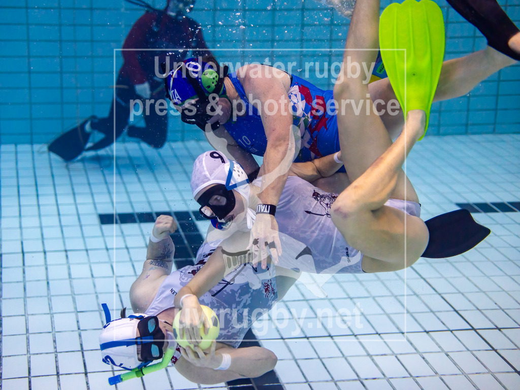 GER, Azzurra Florenz (Italien) vs. Helvetia (Schweiz), Damen, Unterwasser-Rugby, Champions Cup 2024, 24.11.2024 | Anna Stampfli (Helvetia, #09) im Zweikampf mit Valentina Anichini (Azzurra TEAM, #10), sie passt zu ihrer schweizer Mitspielerin Sandra Vogel (Helvetia, #02). - Realisiert mit Pictrs.com