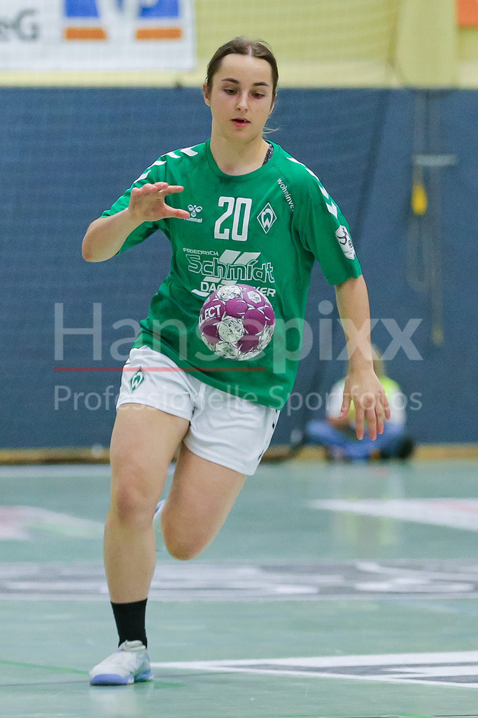Handball, 2. Bundesliga Frauen, HL Buchholz 08-Rosengarten - SV Werder Bremen | v.li.: Emy Jane Hürkamp (SV Werder Bremen, 20) Freisteller am Ball, Einzelfoto, Spielszene, Aktion, Action