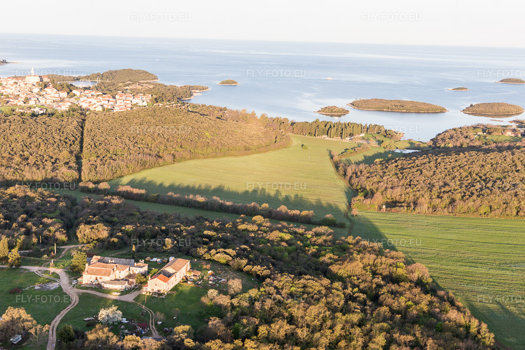 Vue aérienne: Vue de la ville à Stancija Valkanela dans le département Gespanschaft Istrien, Croatie. Photo: IMG_106219.jpg prise le 14/04/2018 par Werner Riehm/FLY-FOTO.eu – Résolution de l'original: 5472 x 3648 px
