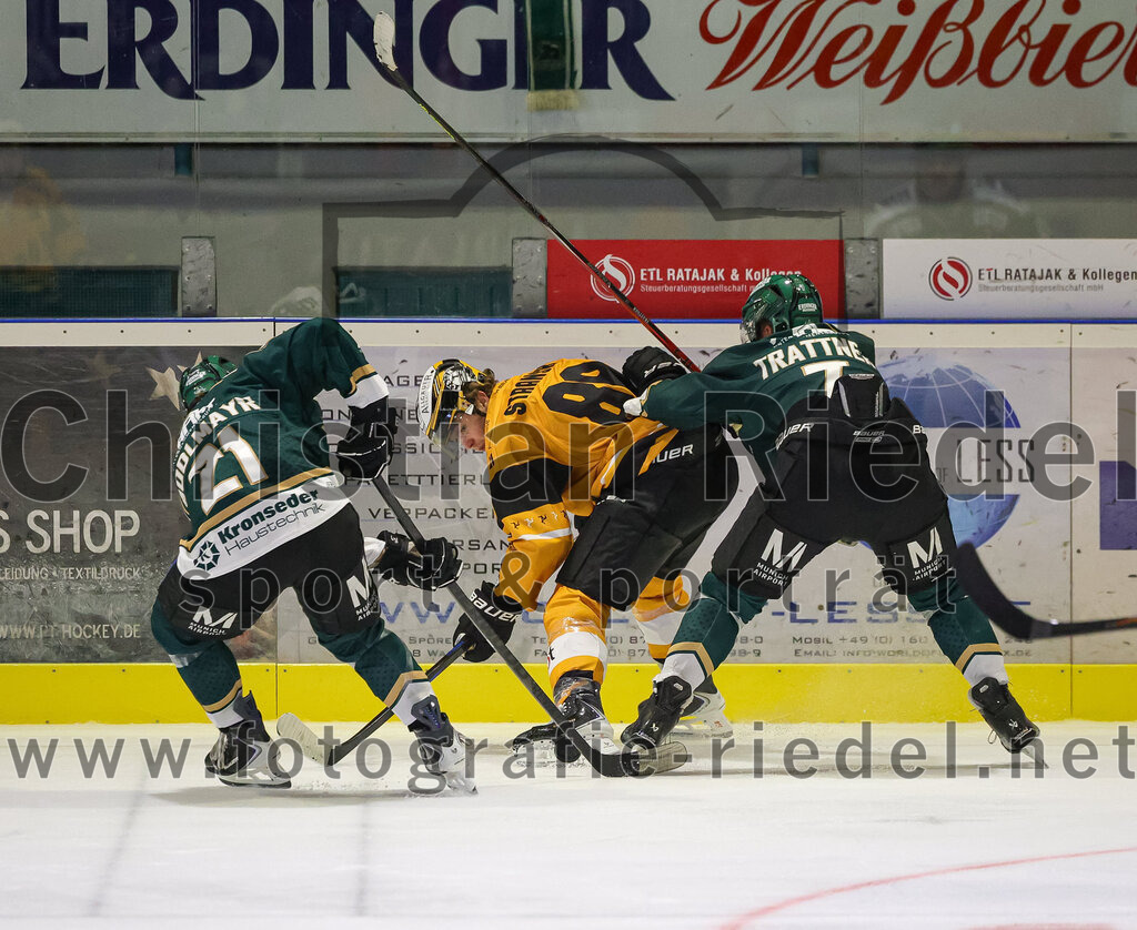 2025-08-22_141_TSV_Erding_gegen_EV_Fuessen | Erding, Deutschland, 22.08.2025:Eishockey, Oberliga Süd 2025 / 2026, Testspiel, TSV Erding gegen EV Füssen, Endergebnis: 1:4Erik Modlmayr (Erding Gladiators, #21), Matyas Stransky (EV Füssen, #88), Louis Trattner (Erding Gladiators, #7)Foto: Christian Riedel / fotografie-riedel.net