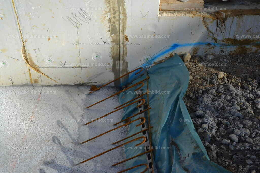 Anschlussbewehrung Bodenplatte | Betonierte Bodenplatte mit Bewehrung zum Anschluss von Betonstufen 