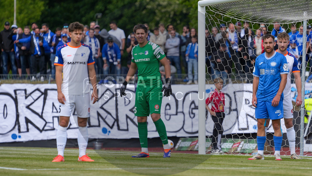Fußball, Herren, Saison 2024/2025, Finaltag der Amateure 2025, Landespokal Brandenburg, Finale, VfB 1921 Krieschow vs. RSV Eintracht 1949, Samstag 24.05.2025, Volksparkstadion Neuruppin, | Fußball, Herren, Saison 2024/2025, Finaltag der Amateure 2025, Landespokal Brandenburg, Finale, VfB 1921 Krieschow vs. RSV Eintracht 1949, Samstag 24.05.2025, Volksparkstadion Neuruppin, Im Bild: Sebastian Mellack (grün, Krieschow) in erwartung eines Eckballs - Realisiert mit Pictrs.com