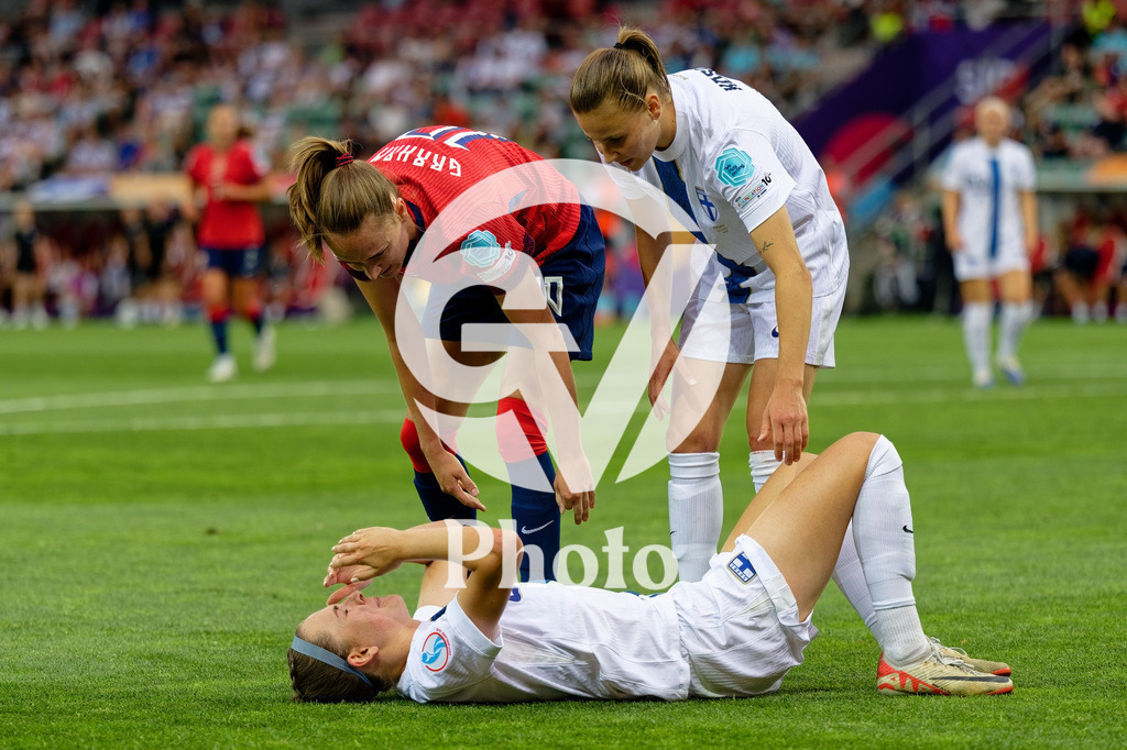 Norway v Finland - UEFA Women's EURO 2025 Group A | SION, SWITZERLAND - JULY 6: Caroline Graham Hansen of Norway (L)  and Katariina Kosola of Finland (R) speaks with Joanna Tynnila of Finland (C) which is injured during the UEFA Womens EURO 2025 Group A match between Norway and Finland at Stade de Tourbillon on July 6, 2025 in Sion, Switzerland. (Photo by Giuseppe Velletri/Sports Press Photo/Getty Images)