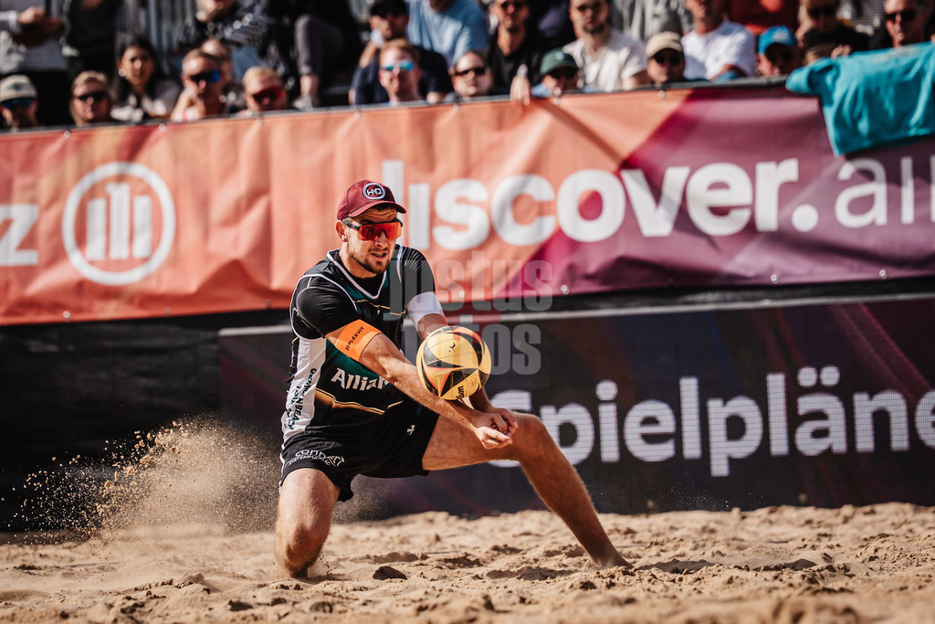 Beachvolleyball | Männer | Allianz German Beach Tour 2025 | Tourstop Berlin | 24.08.2025 | Benedikt Sagstetter spielt den Ball
