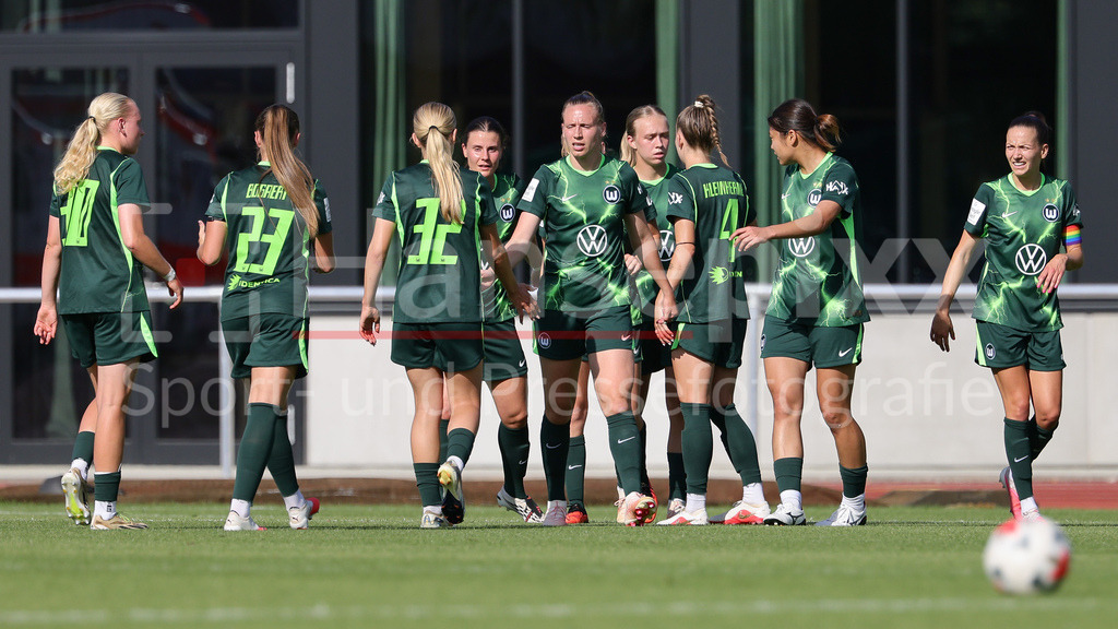Fussball, Testspiel Frauen, SV Werder Bremen - VfL Wolfsburg | Spielerinnen vom VfL Wolfsburg mit Torjubel, Jubel, jubeln, jubelt, optimistisch, Spielszene, Highlight, Freude über das Tor zum 1:3