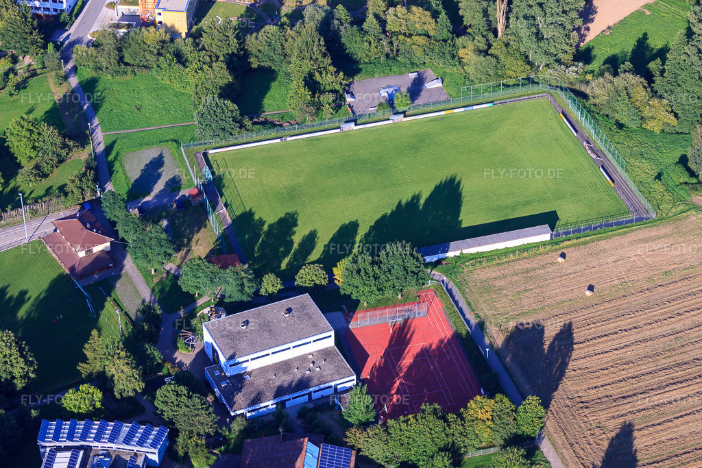 Luftbild: Sportplätze des TuS Elmendingen e.V im Ortsteil Ellmendingen in Keltern im Bundesland Baden-Württemberg in Deutschland. Foto: IMG_32539.jpg vom 21.08.2010 durch Werner Riehm/FLY-FOTO.de