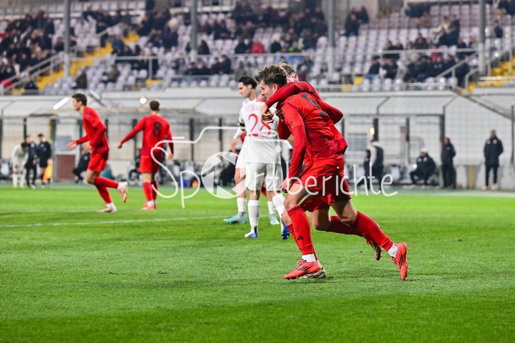 FC Bayern Amateure - FC Augsburg II | Jubel der kleinen Bayern nach dem Treffer zum 1-1 durch Gabriel MARUSIC (FC Bayern München II #5) / Tor / Torschuetze / Freude / Happy / Regionalliga Bayern: FC Bayern Muenchen II - FC Augsburg II, Gruenwalder Stadion am 14.03.2025