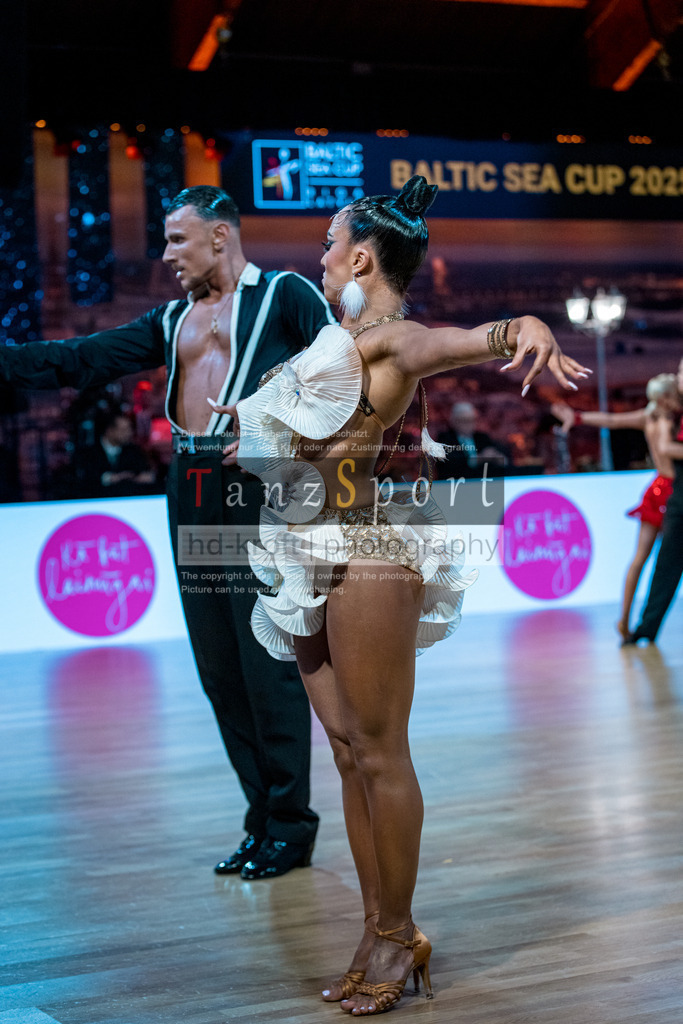 20251212_WDSF_World_Ch_Cup_RS-Lat_1365-2 | Tanzsportbilder, Standardtanz, Lateintanz, WDSF, DTV, LTVB, dancecomp, goc, hessen tanzt, blaues band der spree, walzer, tango, wiener walzer, slowfox, quickstepp, samba, rumba, cha-cha-cha, paso doble. jive, hd-kroft photography, turniertanzsport