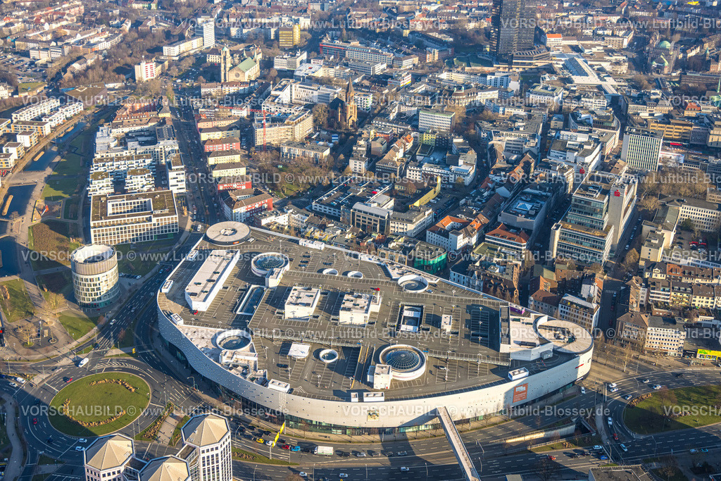 Essen260100964 | Luftbild, Innenstadtansicht City mit Einkaufszentrum Limbecker Platz mit Parkdeck, Kreisverkehr Berliner Platz und Funketurm, hinten evang. Kreuzeskirche, Baustelle und Baukran mit Neubau WEBER1 Wohnanlage am Weberplatz Ecke Kastanienallee und Wohnanlage Kastanienhöfe, hinten TRUDI Kreativ Kathedrale am Pferdemarkt, Stadtkern, Essen, Ruhrgebiet, Nordrhein-Westfalen, Deutschland
