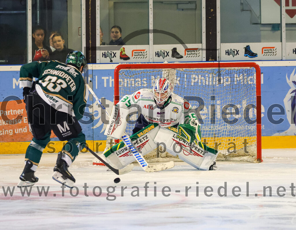 2025-09-21_026_TSV_Erding_gegen_Hoechstadter_Alligators | Erding, Deutschland, 21.09.2025:Eishockey, Oberliga Süd 2025 / 2026, 2. Spieltag, TSV Erding gegen Höchstadter Alligators, Endergebnis: 3:4Marc Schmidpeter (Erding Gladiators, #33), Torwart Luca Ganz (Höchstadt Alligators, #35)Foto: Christian Riedel / fotografie-riedel.net