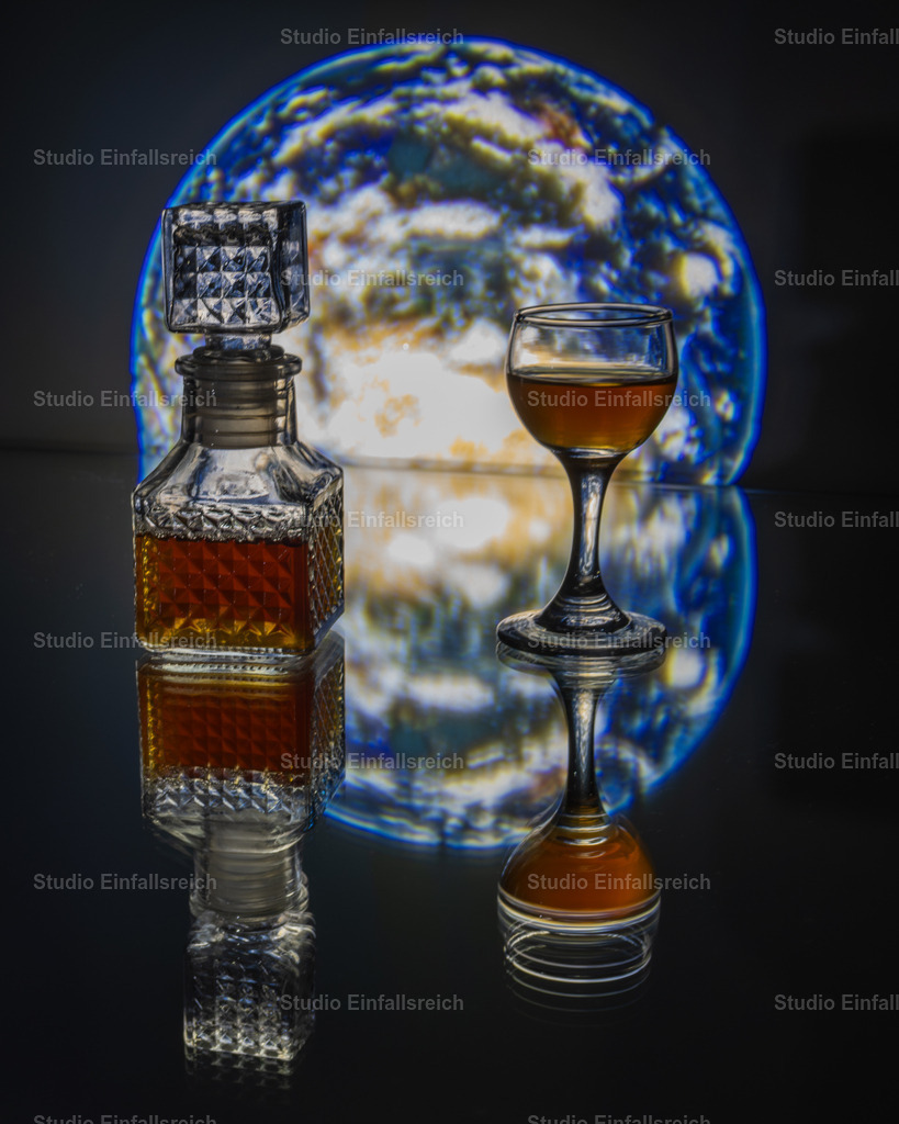 Weltklasse – Whisky vor dem blauen Planeten | Kristallkaraffe und gefülltes Glas stehen vor der leuchtenden Kugel der Erde – ein Stillleben zwischen Genuss und Weite. Warme Bernsteintöne treffen auf kühles Blau, gespiegelt auf glänzender Fläche. Ein außergewöhnliches Motiv mit Fernweh-Faktor. Als Fine-Art-Print und Wandbild in verschiedenen Größen erhältlich. - Realisiert mit Pictrs.com