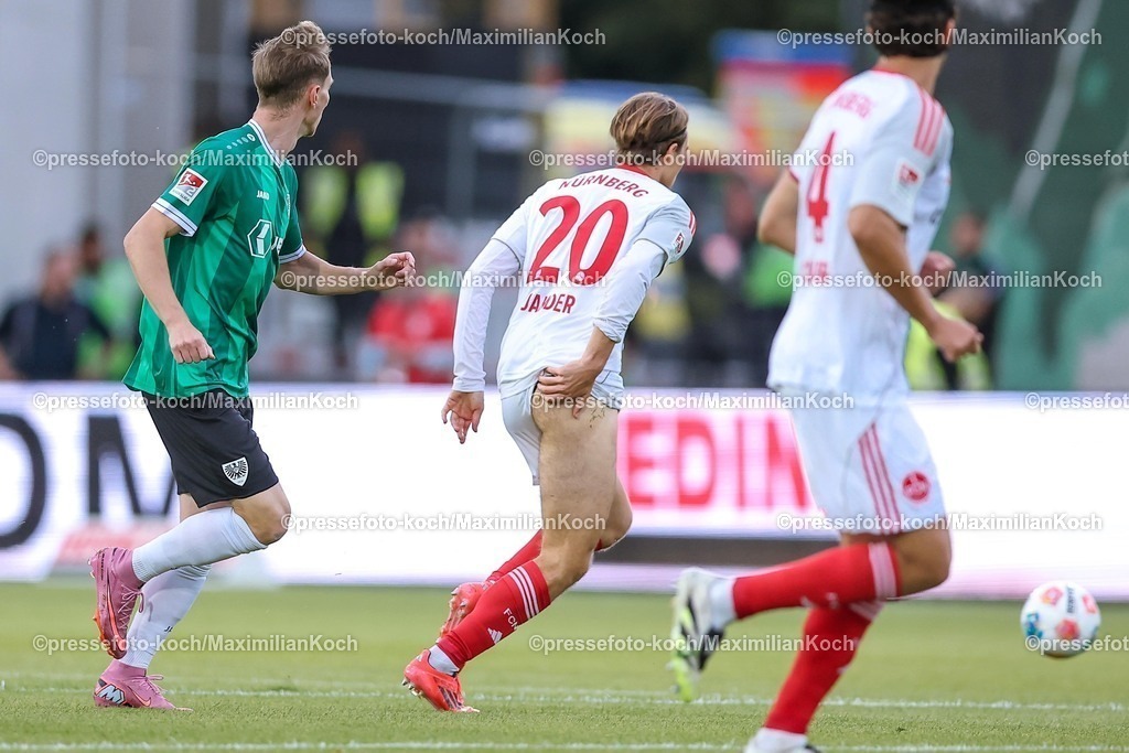 PRM22082501019 | 22.08.2025, Fußball, Preußen Münster - 1. FC Nürnberg, 2. Fußball Bundesliga,  Preußenstadion, Saison 2025 2026: Caspar Jander (1FC Nuernberg #20) verrutscht  beim Zweikampf gegen Joshua Mees (Preussen Muenster #08) die Hosen und zieht dabei halb Blank Popo Popoblitzer DFB regulations prohibit any use of photographs as image sequences and or quasi-video.