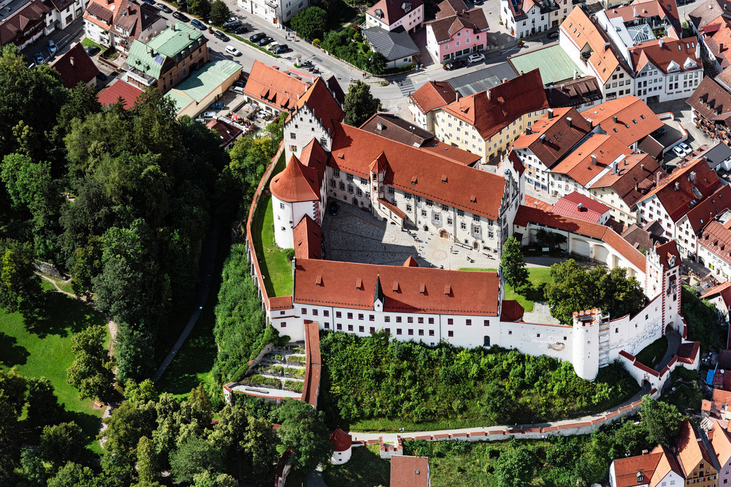 dr__0058257.jpg | FüSSEN 06.08.2020 Burganlage des Schloß Hohes Schloss Füssen in Füssen im Bundesland Bayern, Deutschland. // Castle of Schloss Hohes Schloss Fuessen in Fuessen in the state Bavaria, Germany. Foto: Daniel Reiter