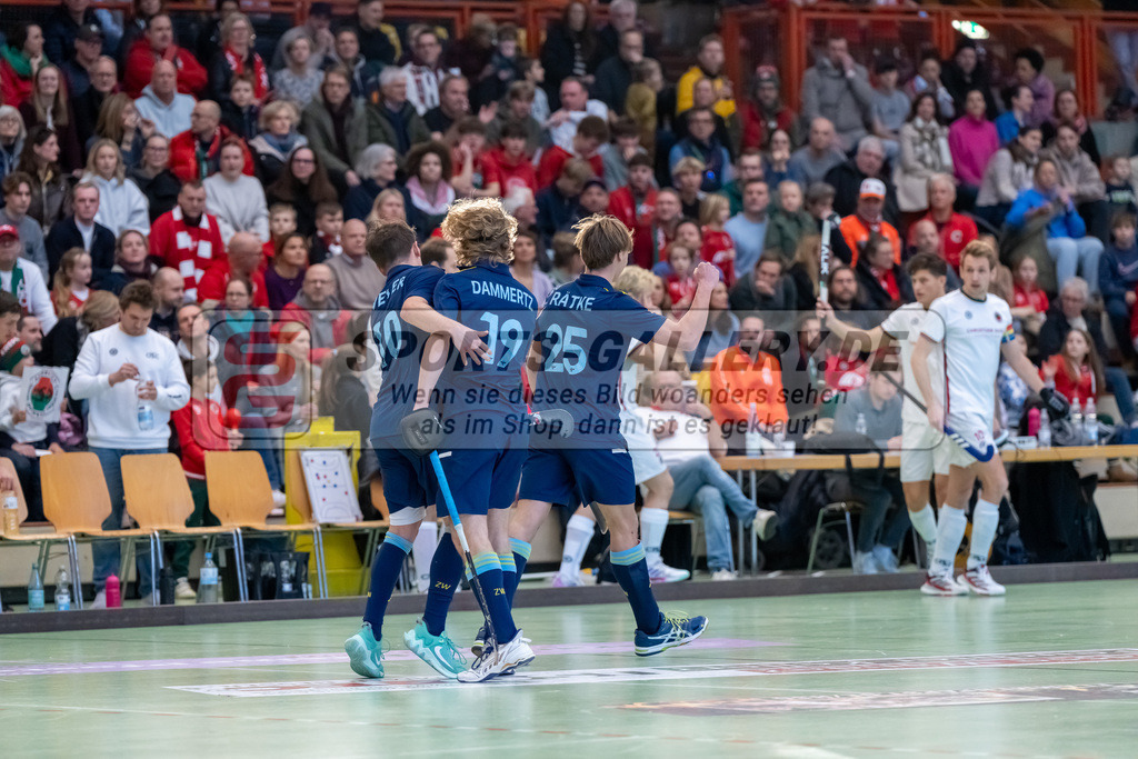 HK_20250118_101741 | 1/4 Finale 1. Bundesliga Halle Herren Crefelder HTC - Zehlendorfer Wespen am 18.1.2025 Halle Glockenspitz, Krefeld , Philip Wim Wever ( Zehlendorfer Wespen #10 ) , John Dammertz ( Zehlendorfer Wespen #19 ) , Timo Rätke ( Zehlendorfer Wespen #25 )
