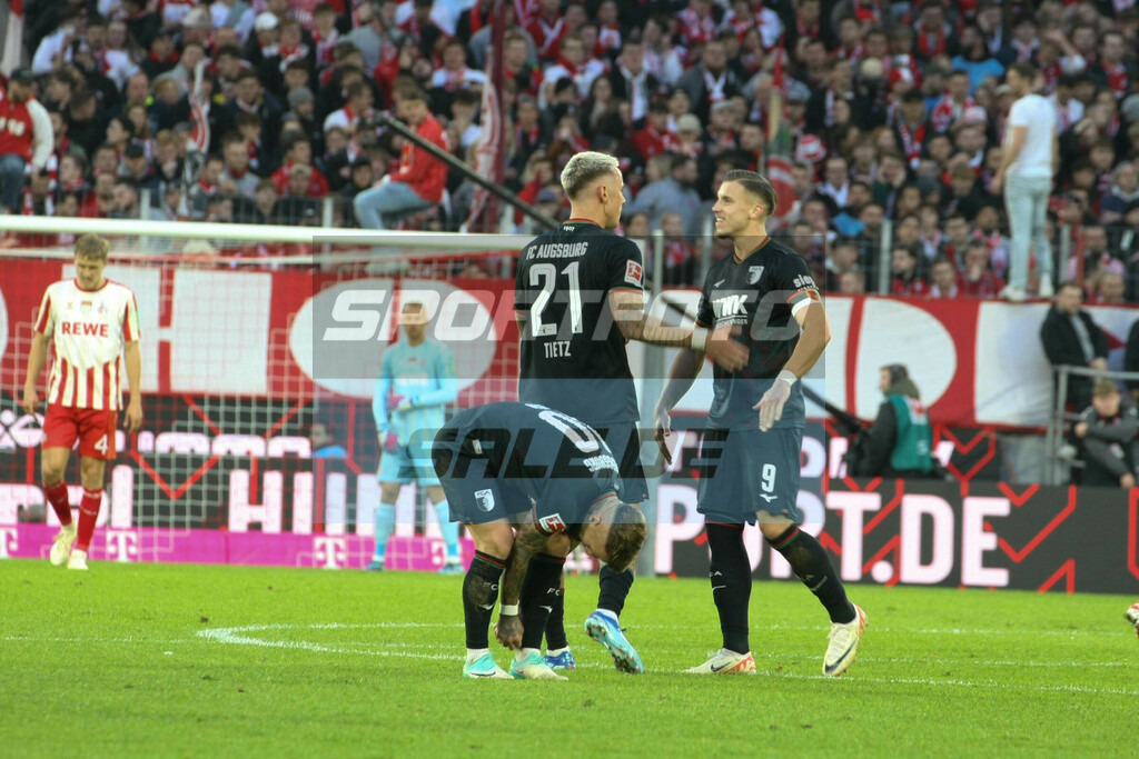 1. FC Köln - FC Augsburg | Philip Tietz jubelt mit Ermedin Demirovic - - © Sportfoto-Sale (MK) - Realisiert mit Pictrs.com