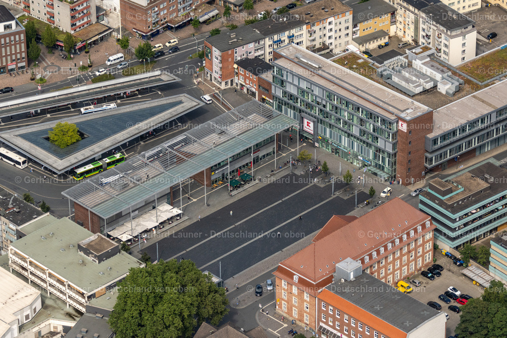 4050151 | BOTTROP 25.08.2021 ZOB Omnibus- Bahnhof vom Verkehrsverbund der Verkehrsbetriebe Rhein- Ruhr am Berliner Platz in Bottrop im Bundesland Nordrhein-Westfalen. // Central Bus Station from traffic composite of transport Rhine-Ruhr at Berliner Platz in Bottrop in North Rhine-Westphalia. Foto: Gerhard Launer