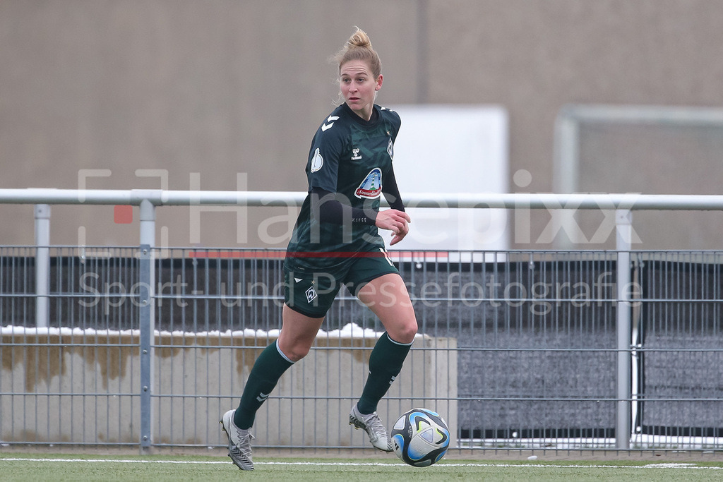 Fussball, Testspiel Frauen, VfL Wolfsburg II - SV Werder Bremen | v.li.: Saskia Matheis (SV Werder Bremen, 19) am Ball, Freisteller, Einzelbild, Ganzkörper, Aktion, Action, Spielszene