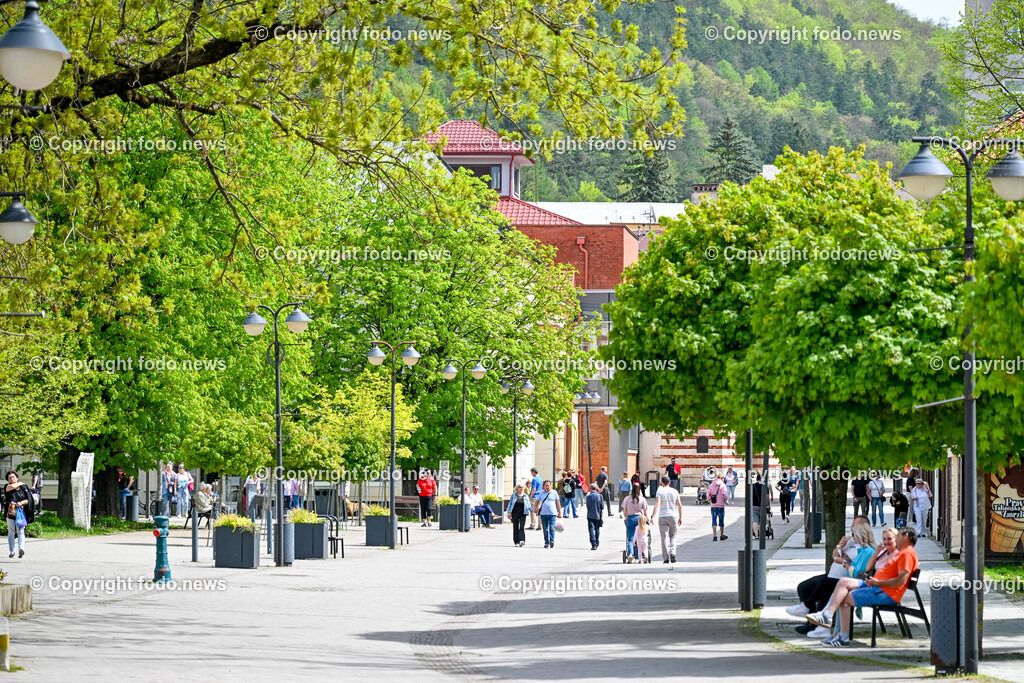 Slowakei_ Trenciansky kraj_ Trencianske Teplice_ 22.04.2025-11 | 22.04.2025, Slowakei, SVK, Trenciansky kraj, Trencianske Teplice, im Bild Trencianske Teplice, Trentschin-Teplitz, Stadt im Westen der Slowakei, Kurort mit Sehenswuerdigkeiten, Hotels aus der Zeit der habsburgischen Monarchie, einem Kurpark sowie alten Badehaeusern, Stadtansichten, Gebaeude, Architektur, Park, Strassen, Haeuser, Infrastruktur,  Denkmaeler, Kultur, Touristen, Spazieren gehen, Zentrum