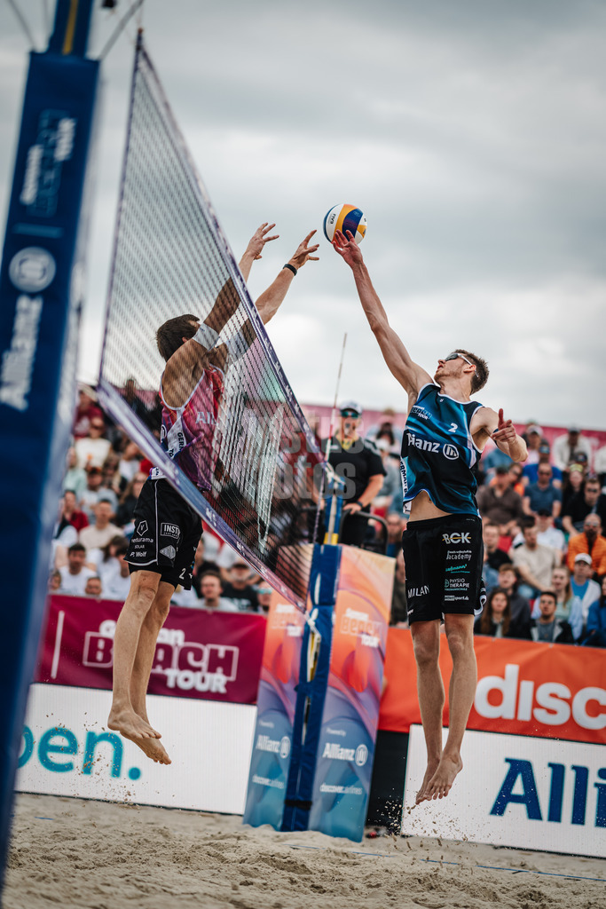 Beachvolleyball | Männer | German Beach Tour 2024 | Tourstop Düsseldorf | 18.05.2024 | Milan Sievers (rechts) beim Angriff gegen Peter Wolf (links)