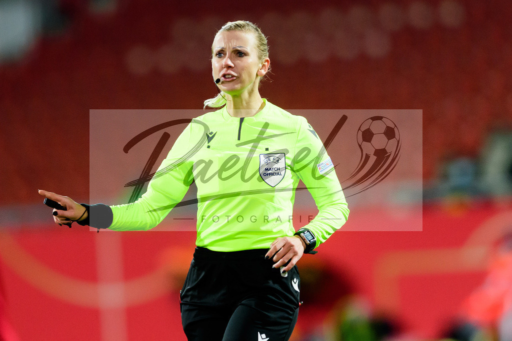 GERTUR20211126_160 | Fussball, Frauen: Schiedsrichterin Aleksandra Cesen gestikuliert, Gestik bei dem Spiel der WM-Qualifikation zwischen Deutschland und Tuerkei im Eintracht-Stadion am 26.11.2021 in Braunschweig, Deutschland. - Realisiert mit Pictrs.com