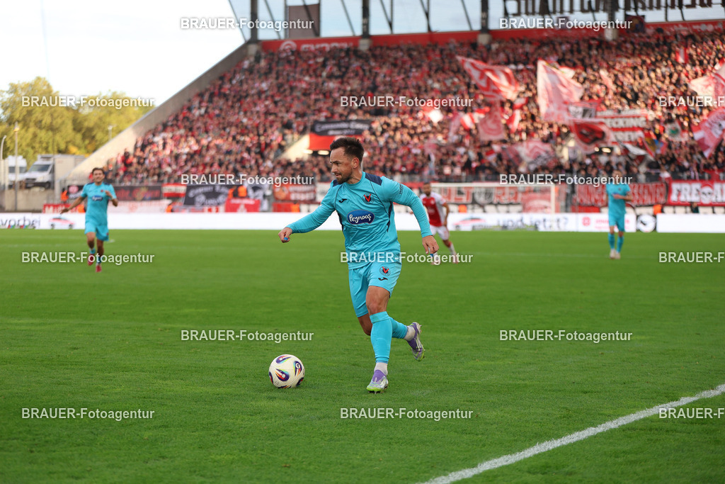 Rot-Weiss Essen - Viktoria Köln - 3.Liga | Essen, Deutschland, 18.10.2025 Simon Handle (Viktoria Köln)  Einzelaktion während des 3.Liga Spiels zwischen Rot-Weiss Essen- Viktoria Köln im Stadion an der Hafenstraße am 01.08.2025 in Essen. (Foto von Timo Bluhmki-Schmidt/ Brauer Fotoagentur