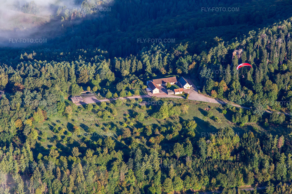 Aerial view: Café des 4 Châteaux in Lembach in the state Bas-Rhin, France.Photo: IMG_138889.jpg taken on 09/24/2023 by Werner Riehm/FLY-FOTO.comResolution of the original: 5472 x 3648 pxWWW.FLECKENSTEIN.FR