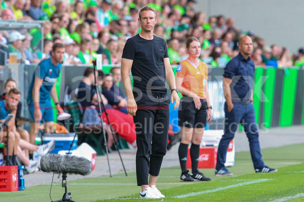 Fussball, Google Pixel Frauen-Bundesliga, VfL Wolfsburg - Bayer 04 Leverkusen | v.li.: Tommy Stroot (Trainer, Cheftrainer, VfL Wolfsburg), DIE DFB-RICHTLINIEN UNTERSAGEN JEGLICHE NUTZUNG VON FOTOS ALS SEQUENZBILDER UND/ODER VIDEOÄHNLICHE FOTOSTRECKEN. DFB REGULATIONS PROHIBIT ANY USE OF PHOTOGRAPHS AS IMAGE SEQUENCES AND/OR QUASI-VIDEO.
