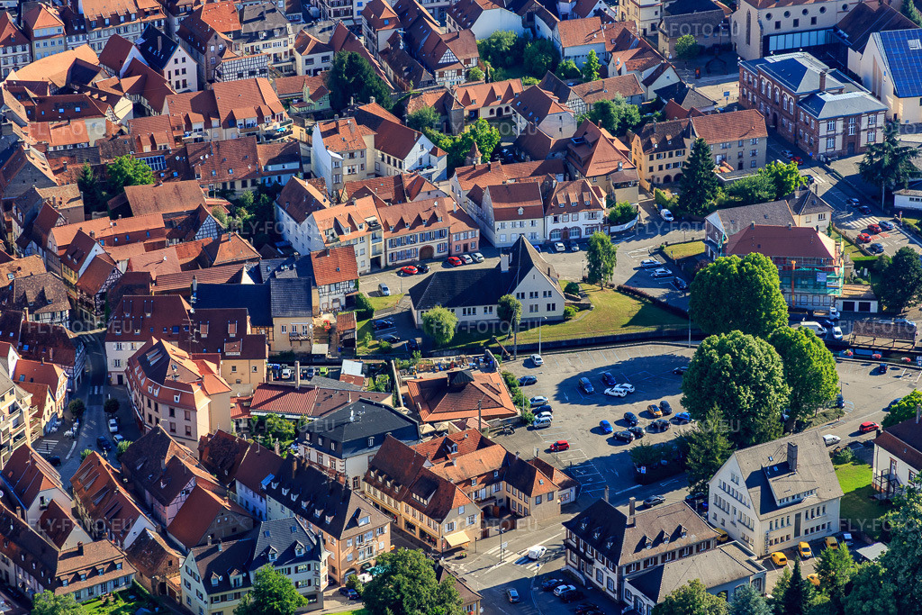 Vue aérienne: Parking Rue du Tribunal à Wissembourg dans le département Bas Rhin, France – .Photo: IMG_083017.jpg prise le 26/06/2015 par Werner Riehm/FLY-FOTO.eu – Résolution de l'original: 5165 x 3443 px