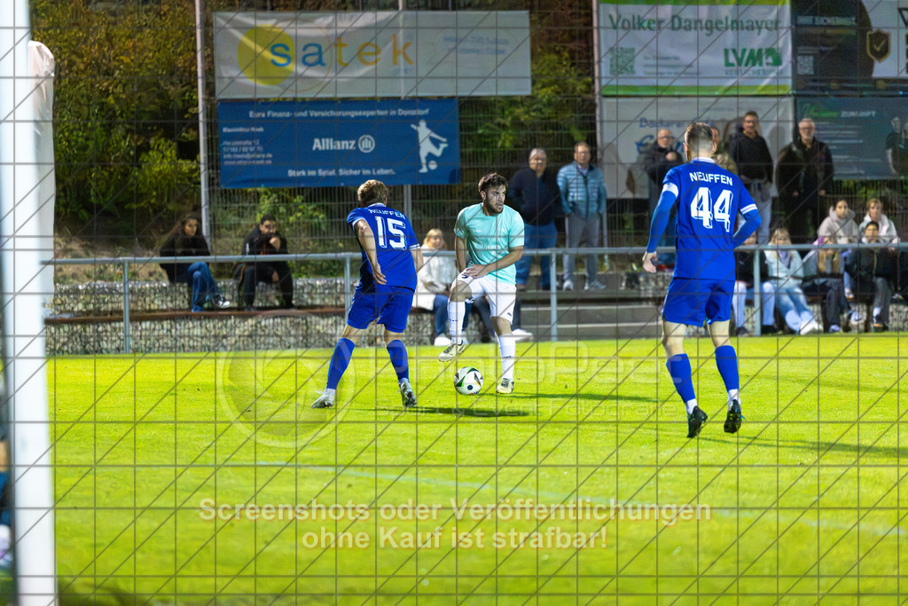 20261015_204038_0190_(c)_by_PhotoPeet | #,TSG Salach (türkis) vs. VfB Neuffen (blau), Fußball, Bezirksliga - Bezirk Neckar/Fils, 08. Spieltag, Saison 2026/2027, Rasensportplatz, Staufenecker Straße, 73084 Salach, 15.10.2026 - 19:30 Uhr,Foto: PhotoPeet / Sport- &amp; Eventfotografie / Peter Harich