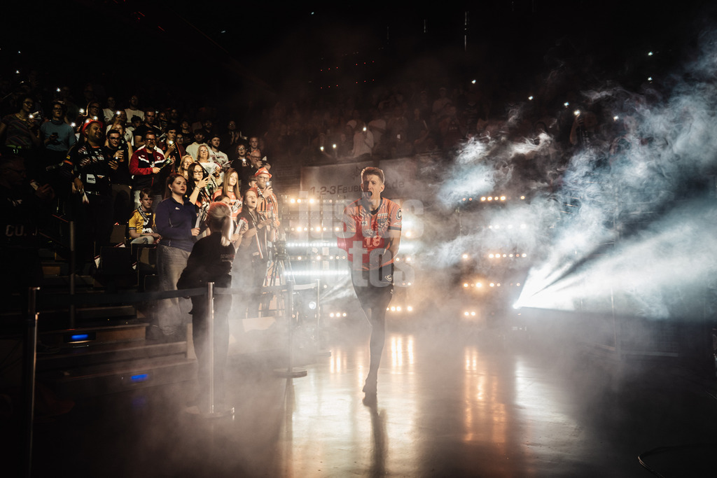 Volleyball | Herren | Saison 2024/2025 | 1. Volleyball Bundesliga Männer | Finale | BERLIN RECYCLING Volleys vs. SVG Lüneburg | 03.05.2025 | Florian Krage (#18, Berlin Recycling Volleys) läuft in die Halle ein