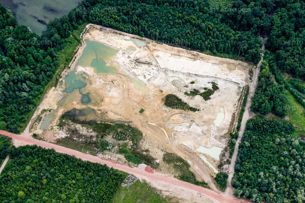 Aerial view: Terrain and overburden areas of the gravel open-pit mine in Kesseldorf in the state Bas-Rhin, France. – Photo: IMG_19070.jpg taken on 06/20/2009 by Werner Riehm/FLY-FOTO.com – Resolution of the original: 4752 x 3168 px