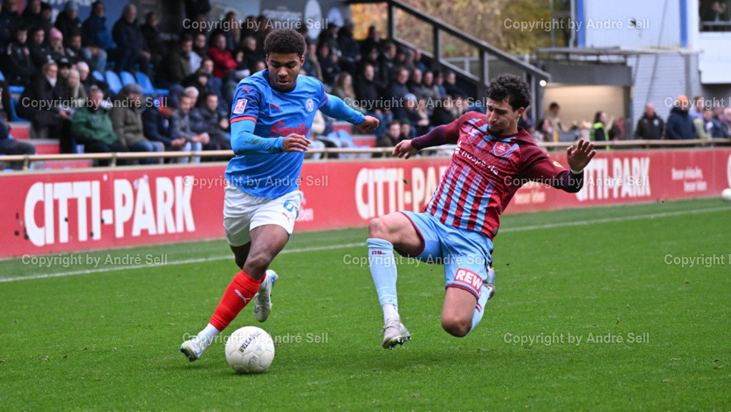Holstein Kiel II vs SC Weiche Flensburg | Ikem Ugoh (Holstein #6) / Mohamed Cherif (Weiche #6) - Fußball-Regionalliga Nord Männer 2024/2025 / Holstein Kiel II vs SC Weiche Flensburg / Citti Fussball Park - Projensdorf / Kiel / 03.11.24 - Realisiert mit Pictrs.com