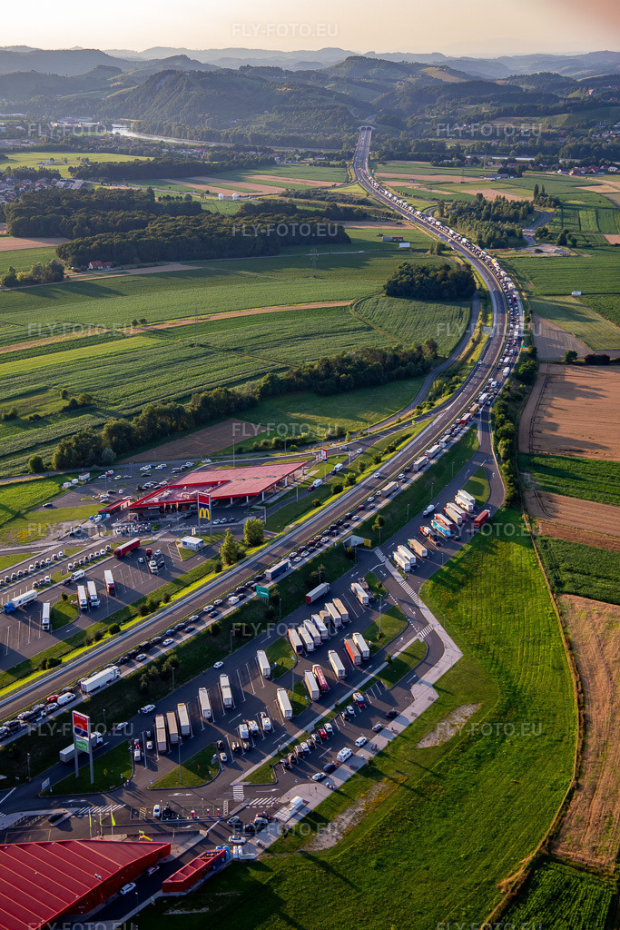 Vue aérienne: Embouteillage sur l'E59 à le quartier Zrkovci in Maribor dans le département Slovénie, Slovénie. Photo: IMG_137381.jpg prise le 08/07/2023 par Werner Riehm/FLY-FOTO.eu – Résolution de l'original: 3648 x 5472 px